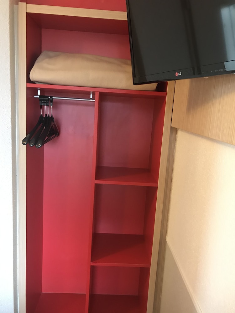Standard Room, 3 Twin Beds - Photo 7