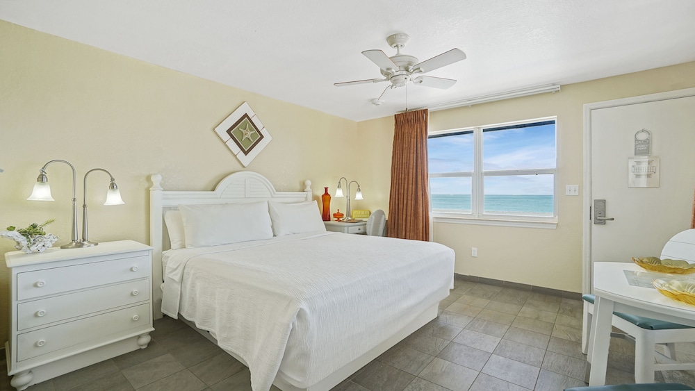 Standard Room, 1 King Bed, Accessible, Beachfront photo 2