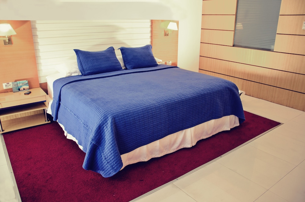 Standard Room, 1 Queen Bed photo 2