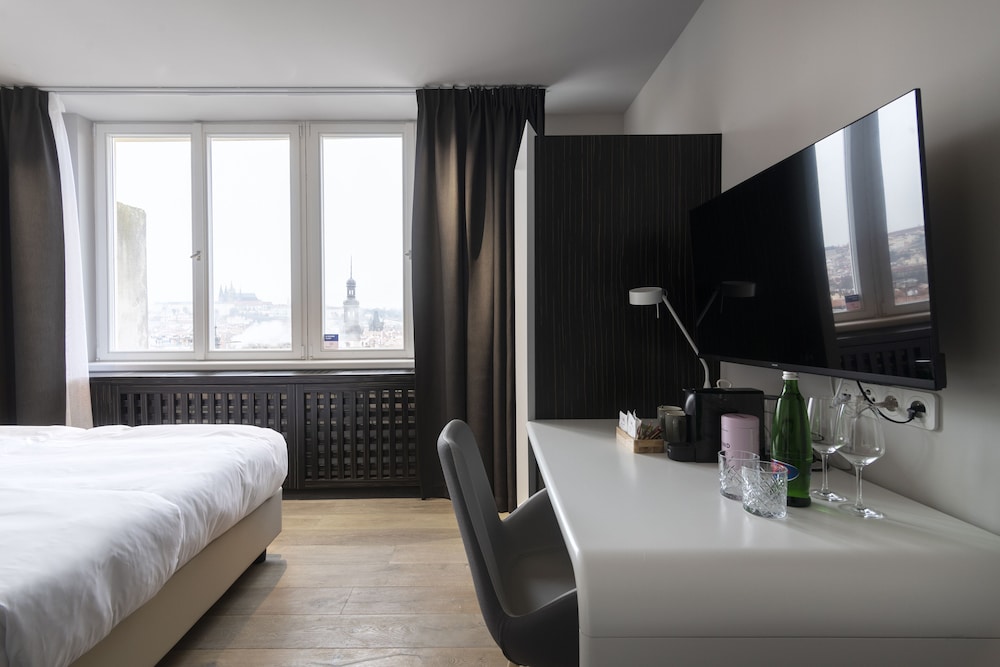Large Room thumbnail 6