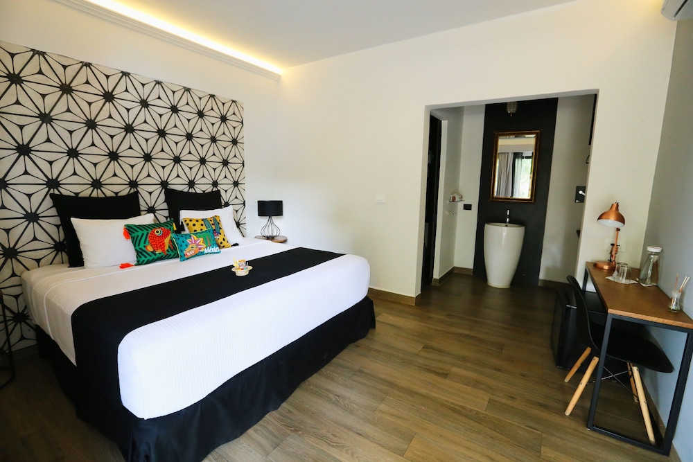 Superior Room, 1 King Bed, Garden View photo 2
