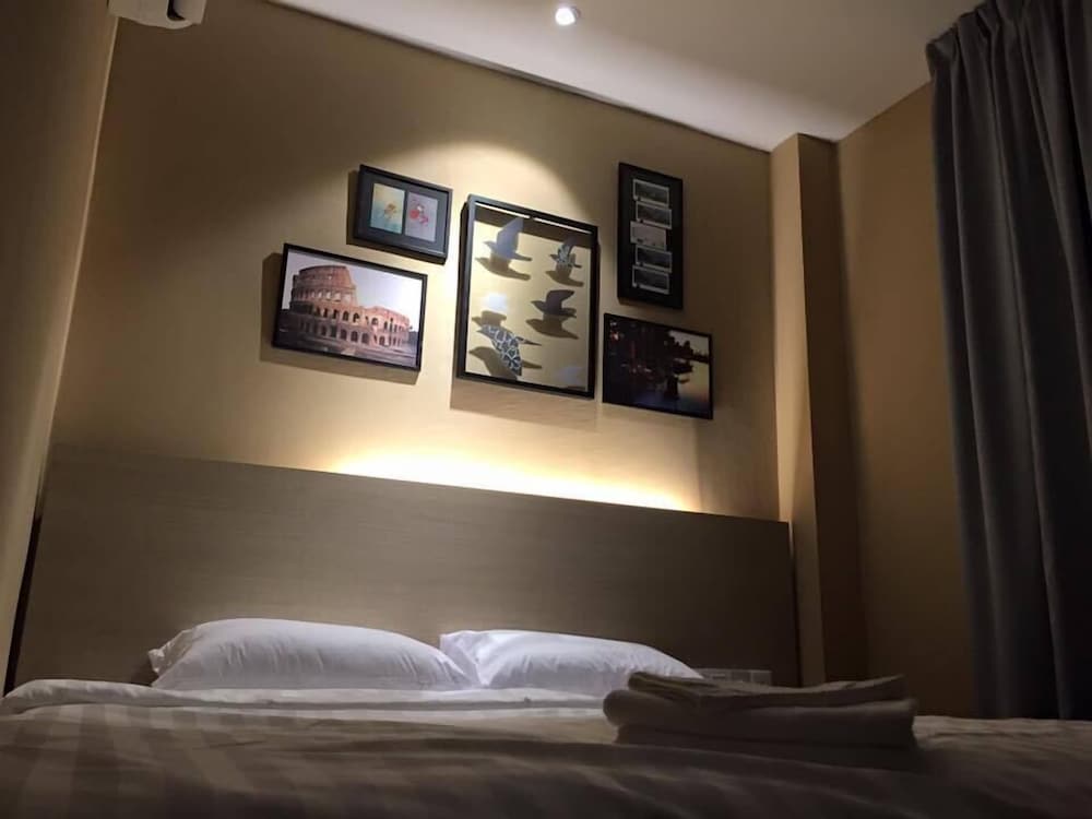 Standard Room, 1 Queen Bed photo 3