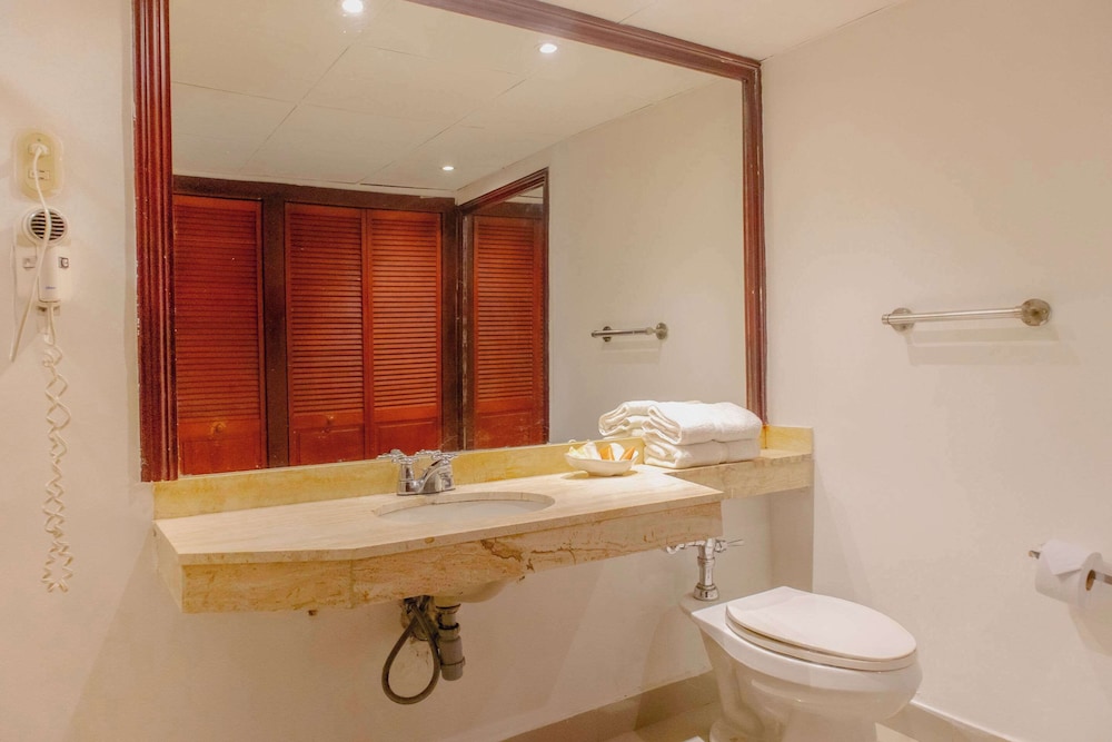 Junior Suite, Non Smoking (2 King Beds, Family Room) - Photo 2