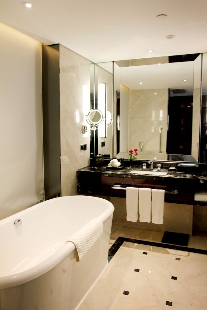 Deluxe Room, 1 King Bed photo 3