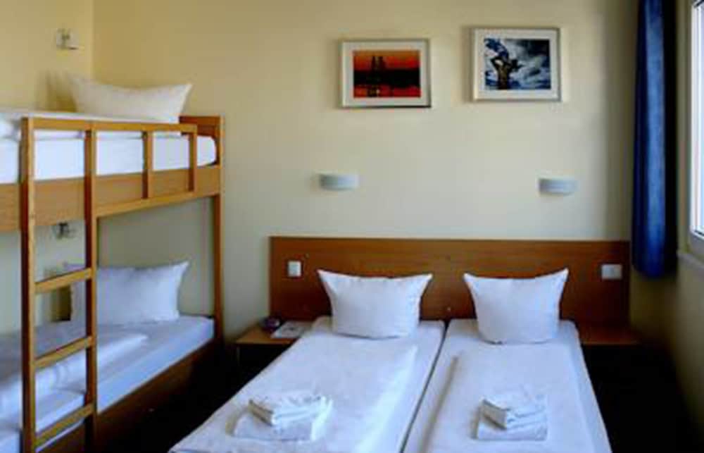 Quadruple Room - Photo 9