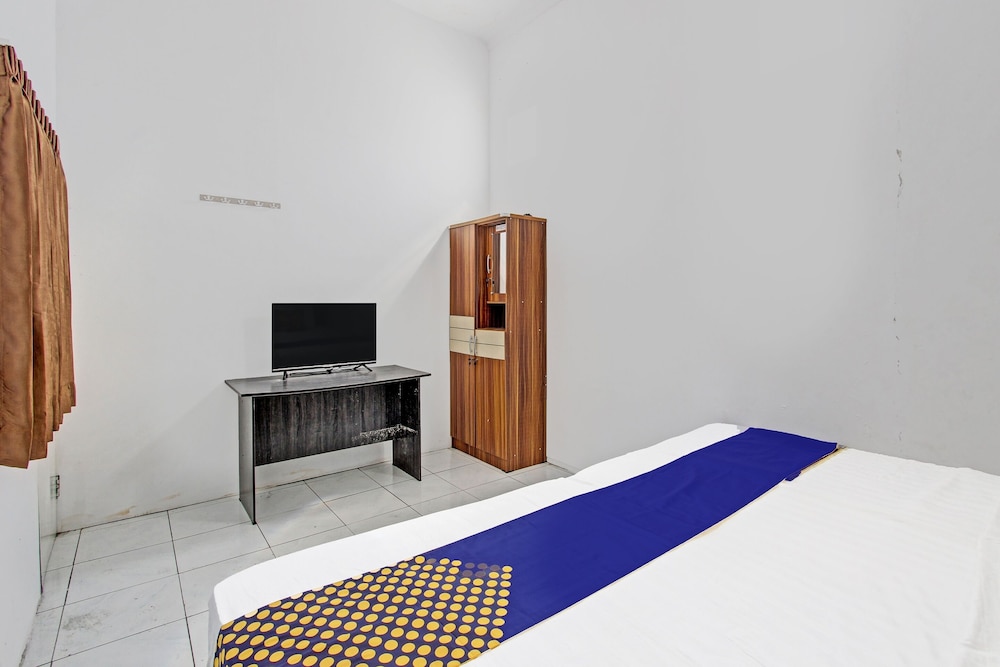 Economy Triple Room photo 3
