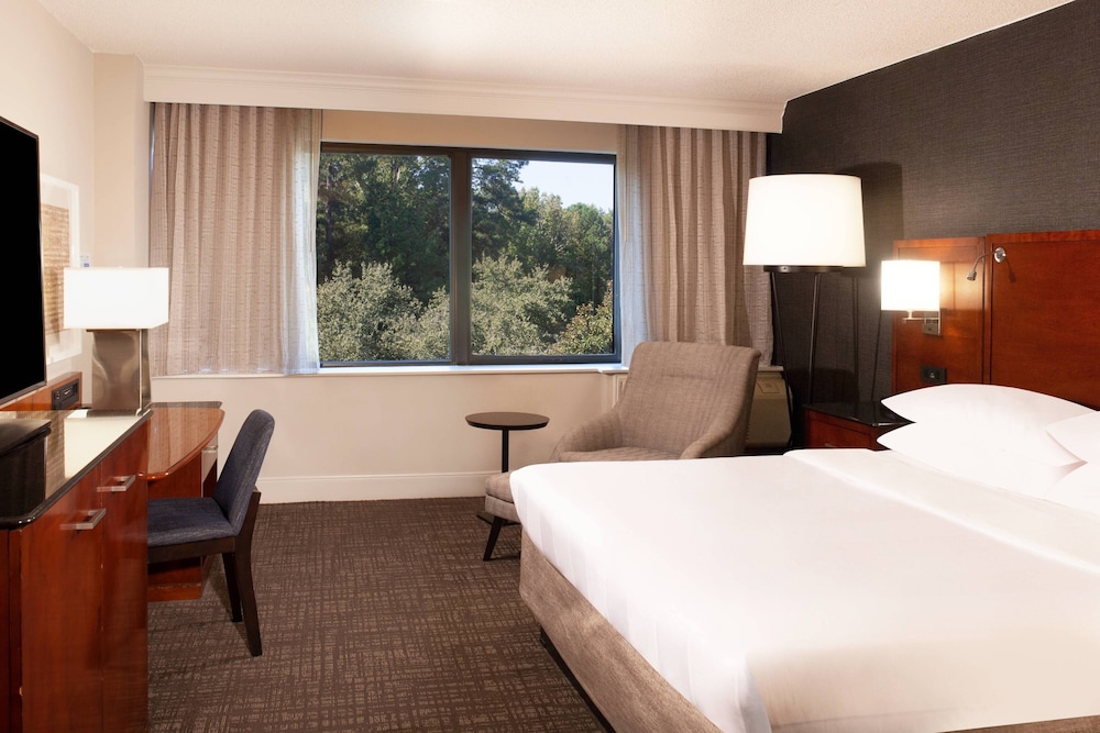 Club Room, 1 King Bed (Hearing Accessible) - Photo 3