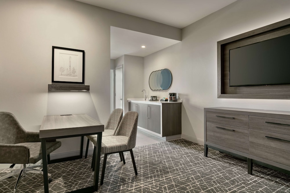 Suite, 1 King Bed, Balcony, Corner - Photo 6