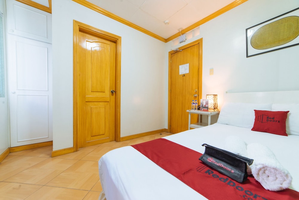 Double Room (Reddoorz) - Photo 7