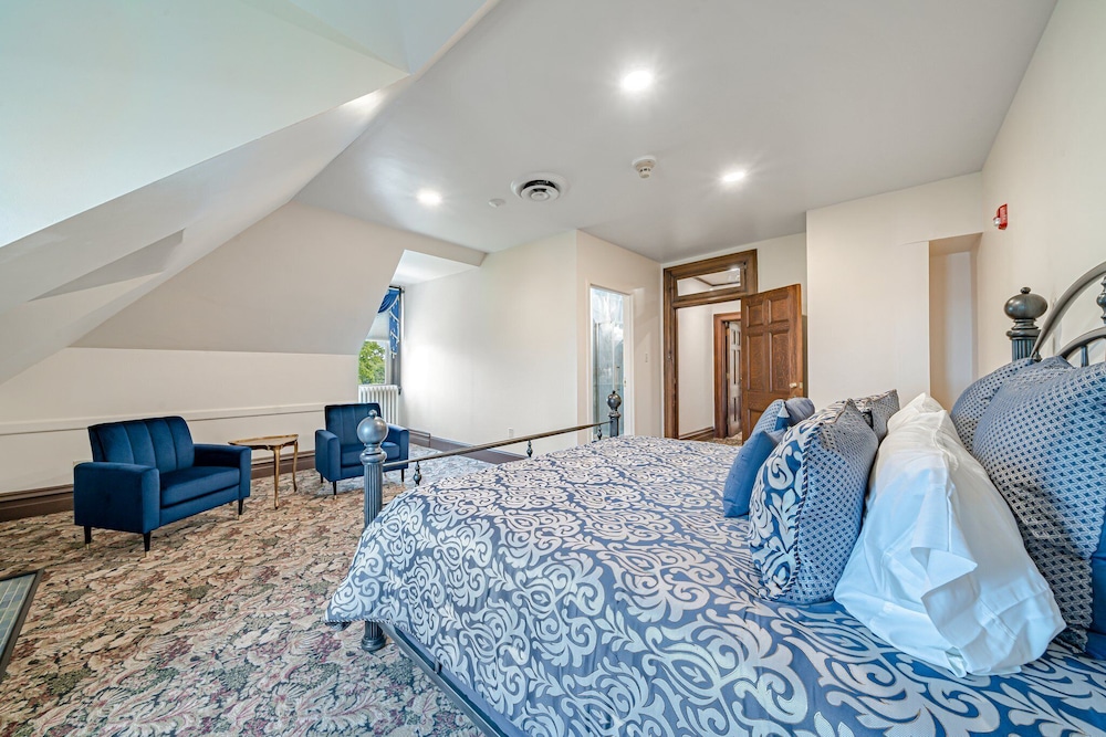 Luxury Suite, 1 King Bed, Non Smoking, Club Lounge Access photo 1
