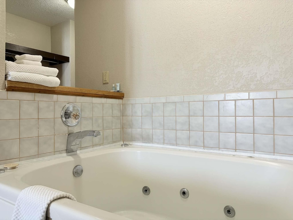 Deluxe Room, 1 King Bed, Non Smoking - Photo 5