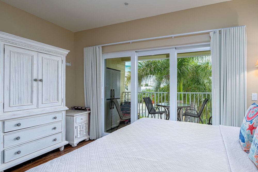 Suite monolocale, 1 letto queen con divano letto, vista piscina (unit 314)