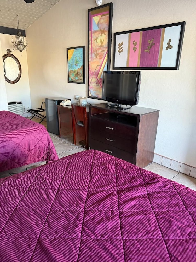 2 Queen size bed Room photo 2