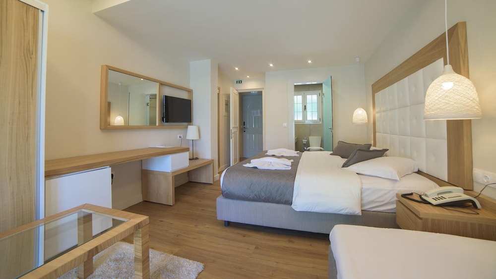 Premium Swim-Up Room - Photo 4
