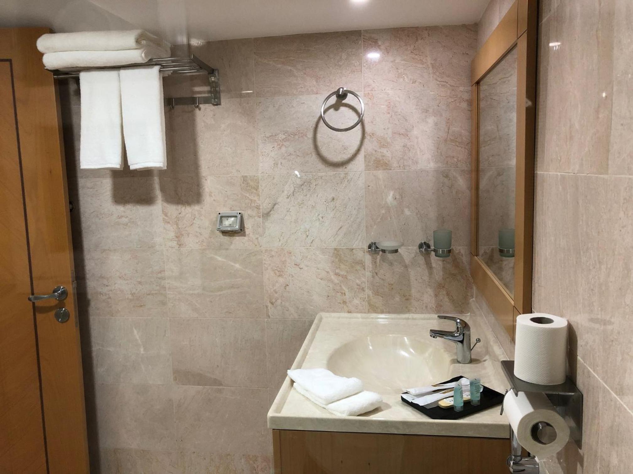 Standard King Room - Photo 8