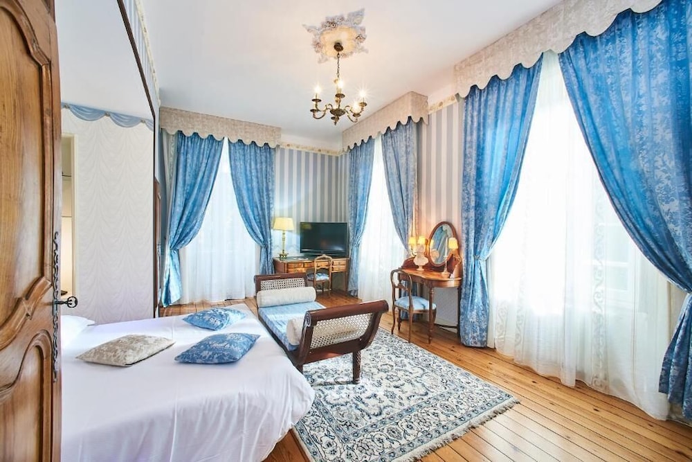 Suite, 1 Queen Bed with Sofa bed photo 2