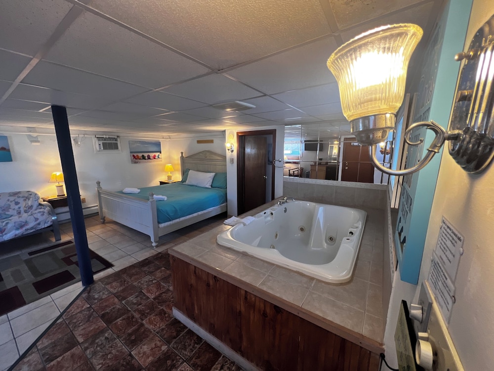 King Jacuzzi (Basement) photo 1