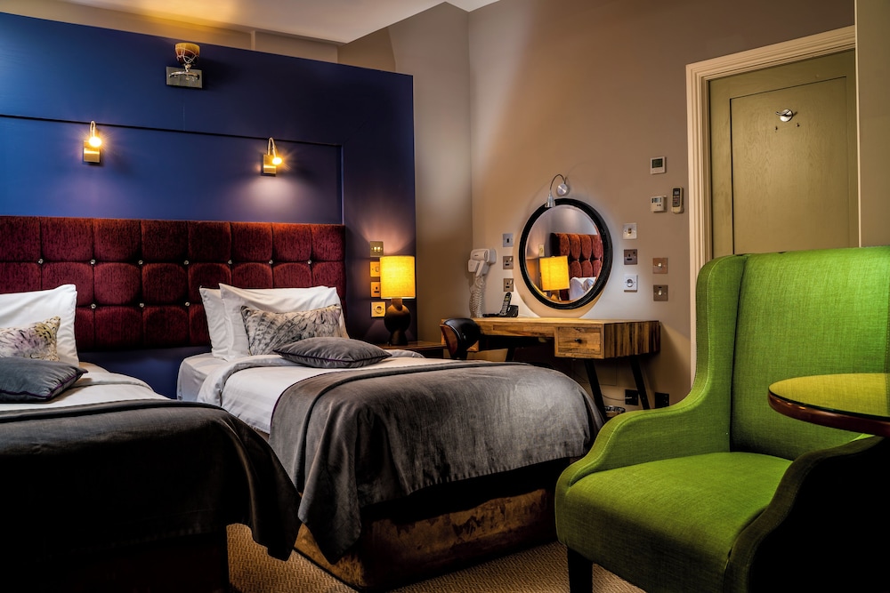 Deluxe Twin Room thumbnail 5