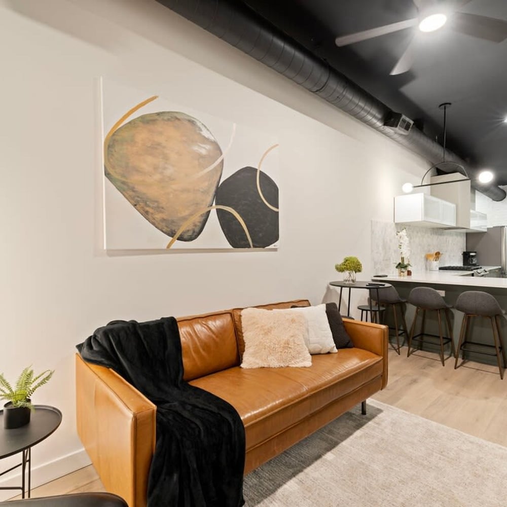 Chic 4-bedroom Haven Designer s Dream Home, Photo 6