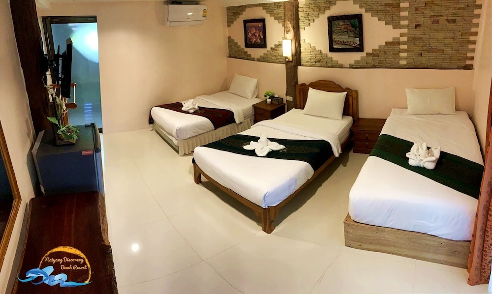 Family Room, 3 Twin Beds, Private Bathroom photo 1