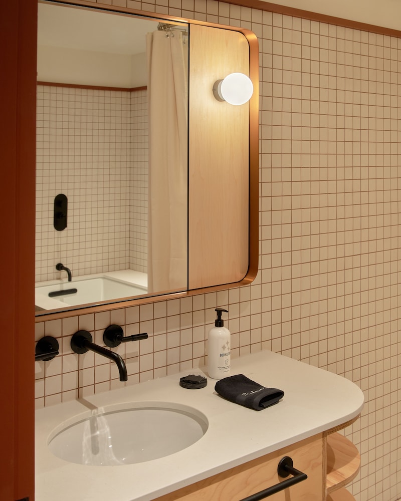 Room (Large) - Photo 6