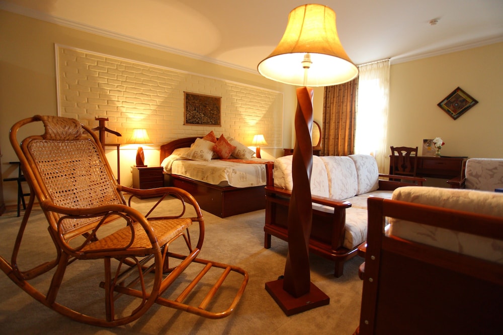 Executive Suite - Photo 3