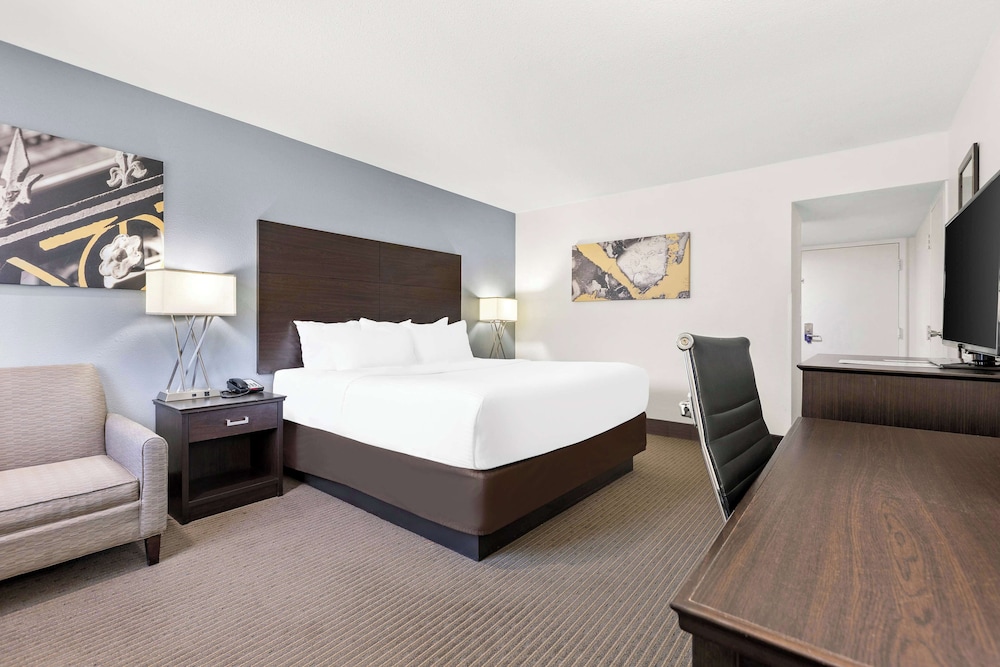 Family Suite, Multiple Beds, Non Smoking (with Sofabed) - Photo 2