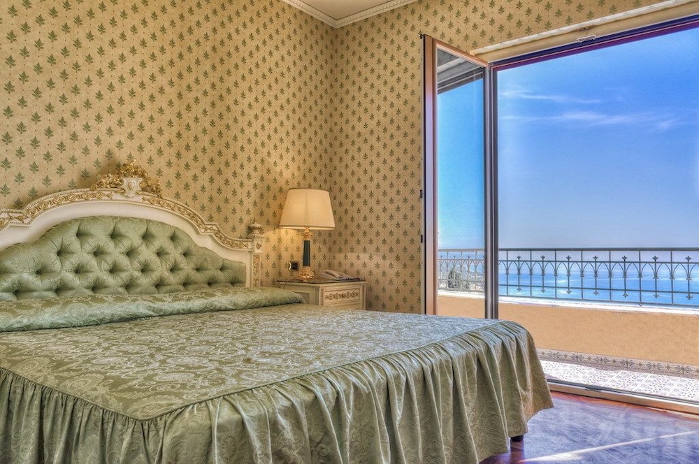 Junior Room, 1 Queen Bed, Sea View
