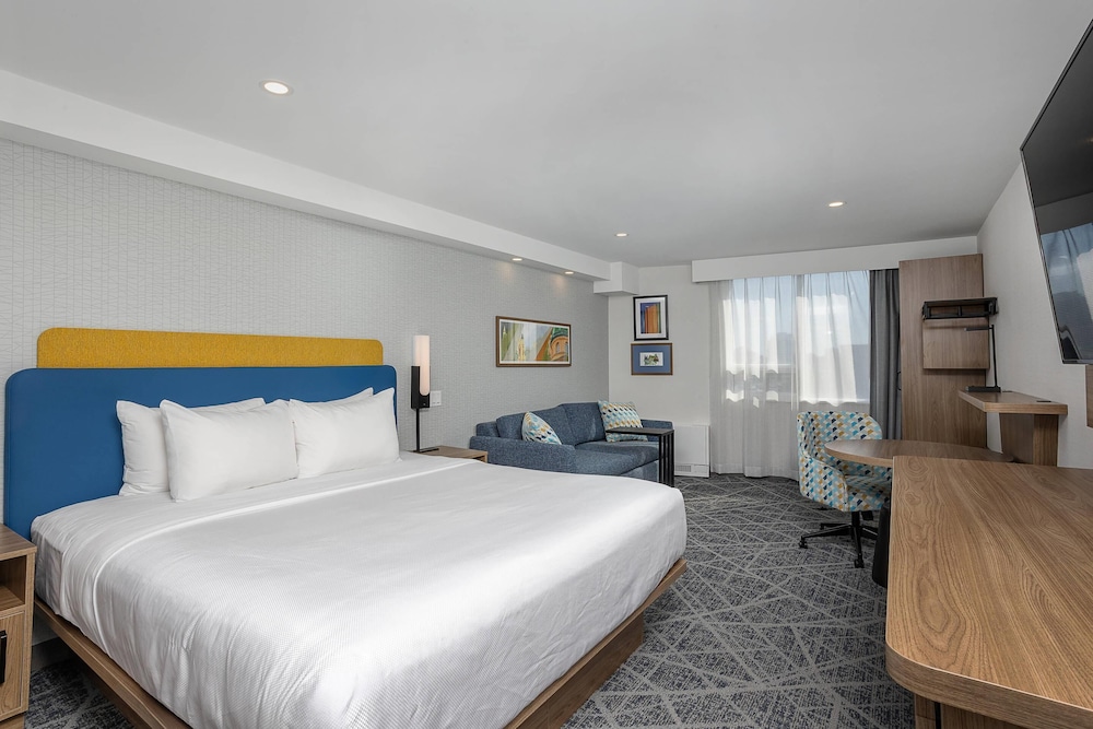 Room, 1 King Bed, Non Smoking (Upgrade) - Photo 2