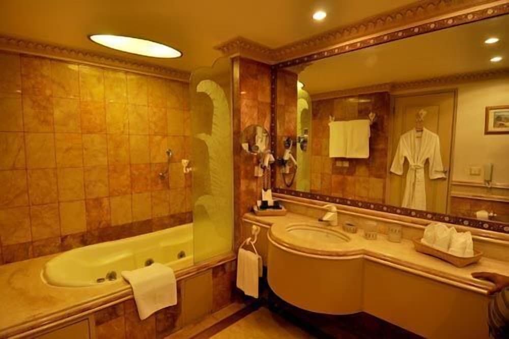 Deluxe Room - Photo 3