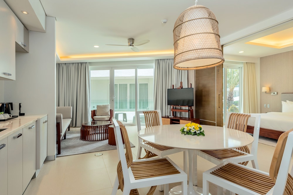 Junior Suite (One Bedroom) - Photo 1