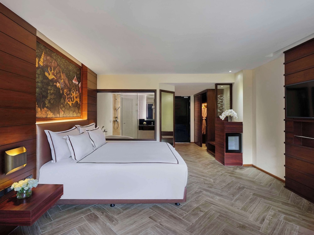 Deluxe Room, 1 King Bed, Pool Access (Pool Access) photo 2