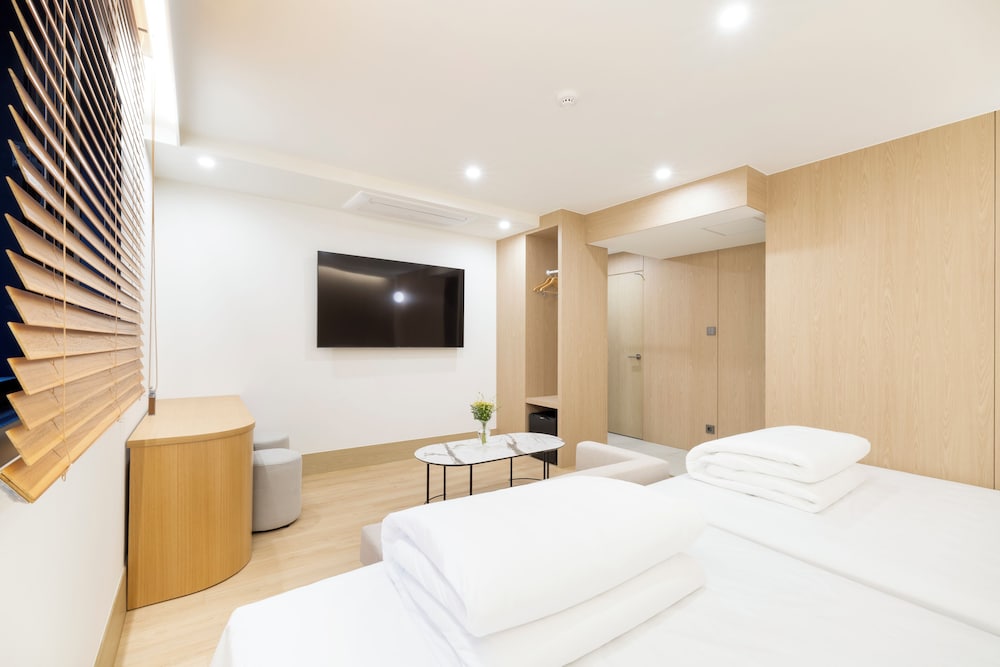 Family Twin Room, 2 Queen Beds, Hot Tub photo 2