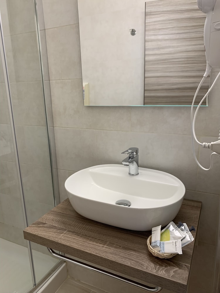 Premium Double or Twin Room - Photo 25