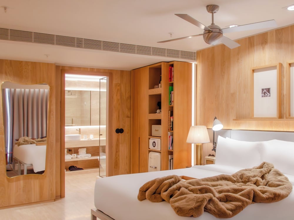 Contemporary Deluxe Room - Photo 2