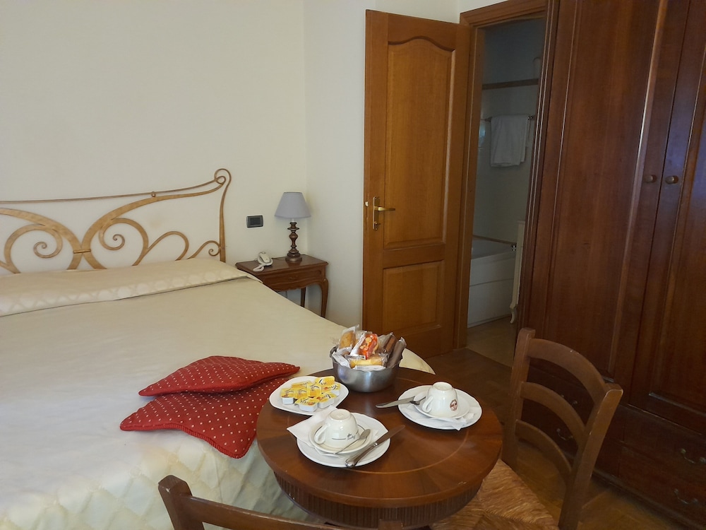 Standard Triple Room, Ensuite, Courtyard View photo 3