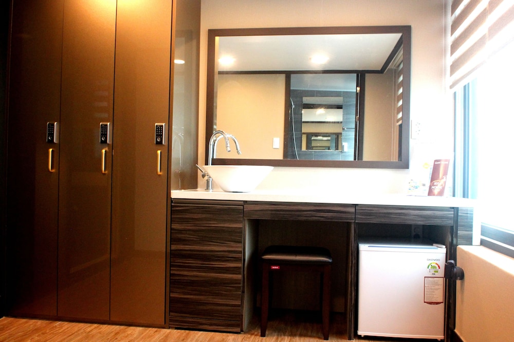Triple Room (Main/annex random assignment)