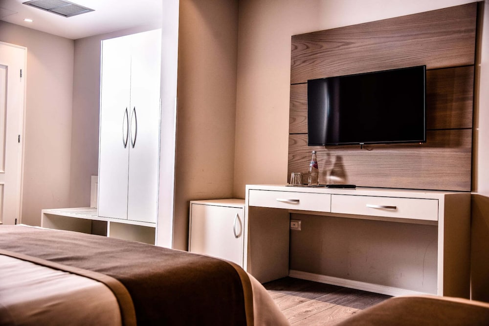 Basic Double Room Single Use, 1 Bedroom, Balcony, City View photo 3