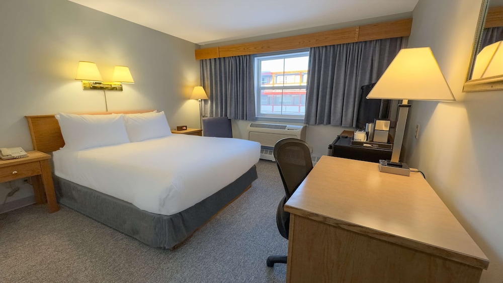 Room, 1 Queen Bed (Coast) photo 2