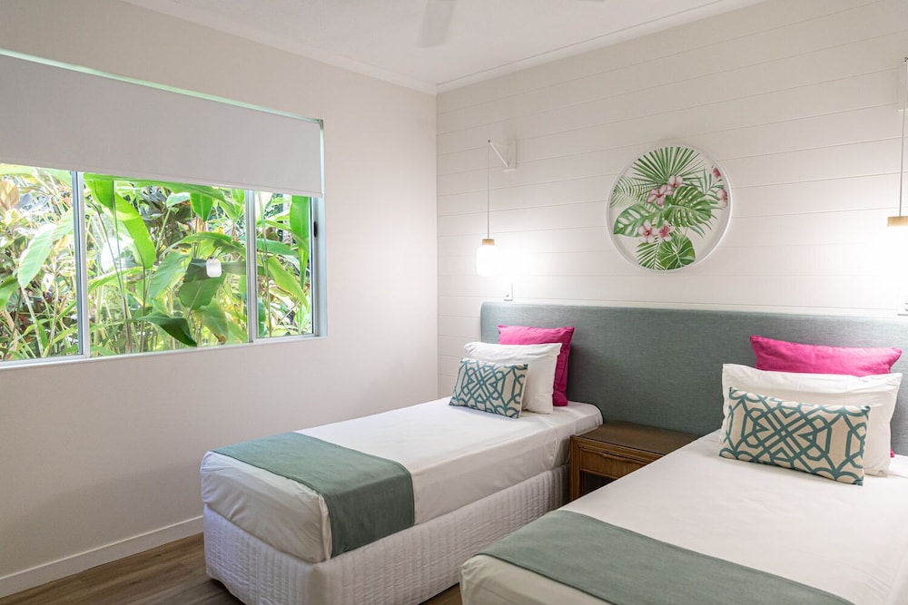 Deluxe Apartment, 2 Bedrooms, Pool Access, Partial Ocean View photo 3