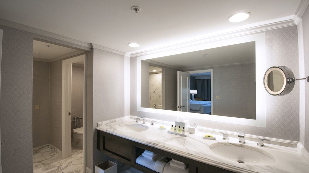 Suite, 1 Bedroom, Balcony (Plaza View) - Photo 12