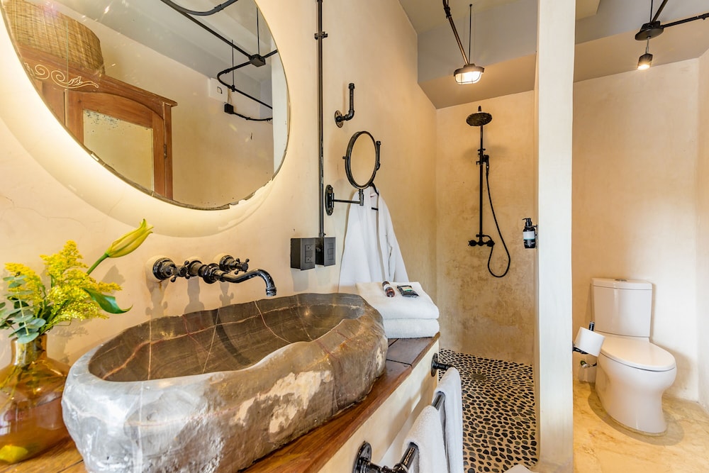 Master Double Suite with Jacuzzi Balcony and City Views - Photo 12