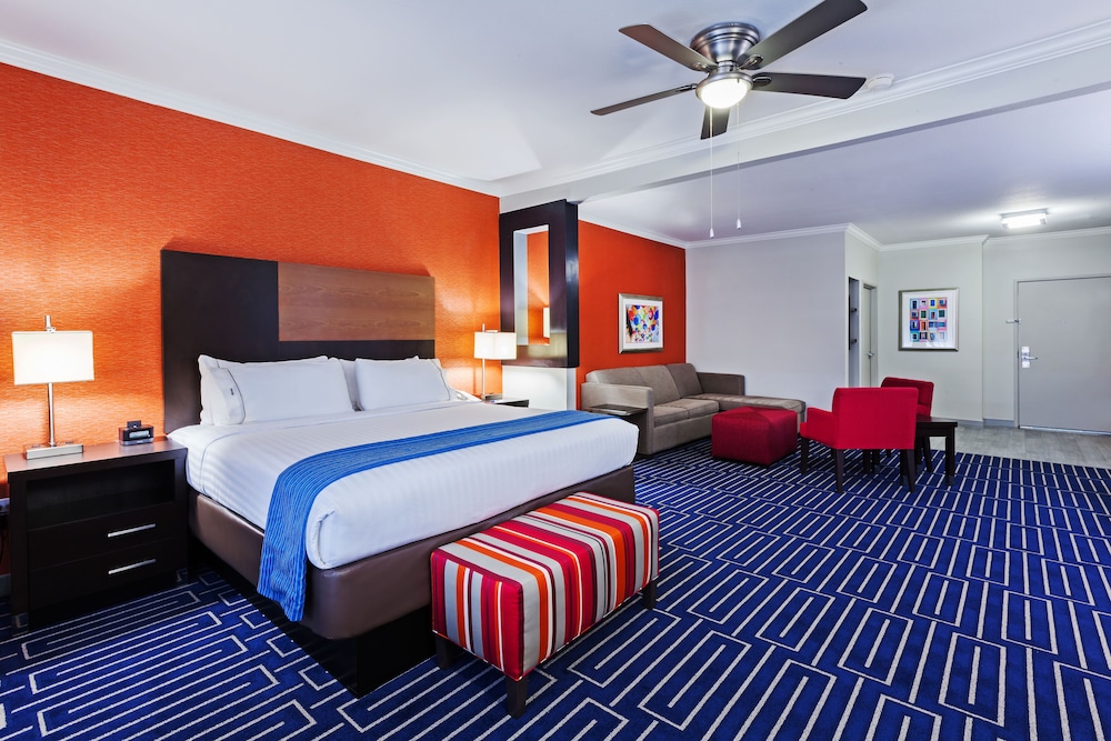 Suite, 1 King Bed, Pool View - Photo 1