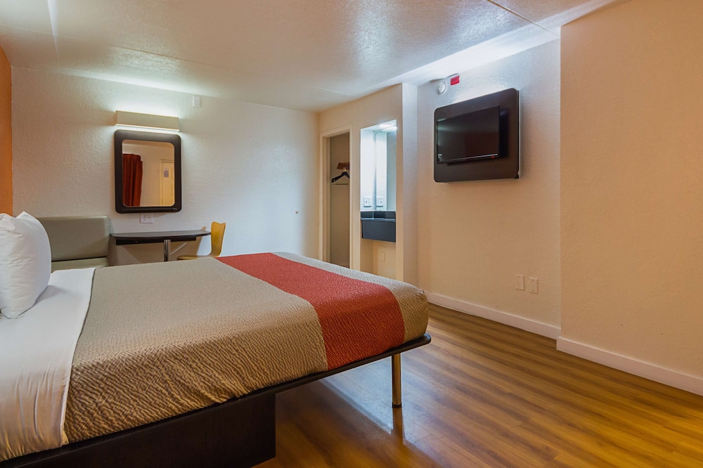 Standard Room, 1 King Bed, Accessible, Non Smoking - Photo 11