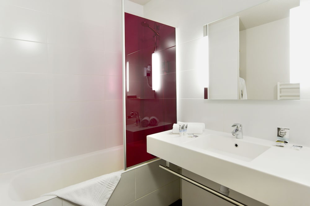 Standard Room, Multiple Beds, Balcony (1 double bed, 1 single bed) - Photo 3