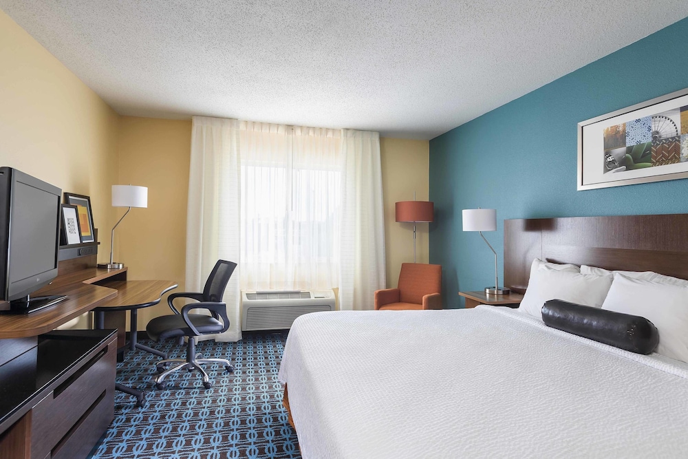 Room, 1 King Bed (Mobility/Hearing Access, Roll-In Shwr) photo 1