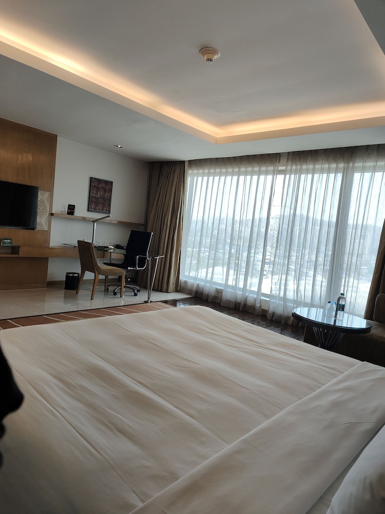 Suite, 1 King Bed, Smoking, Club Lounge Access