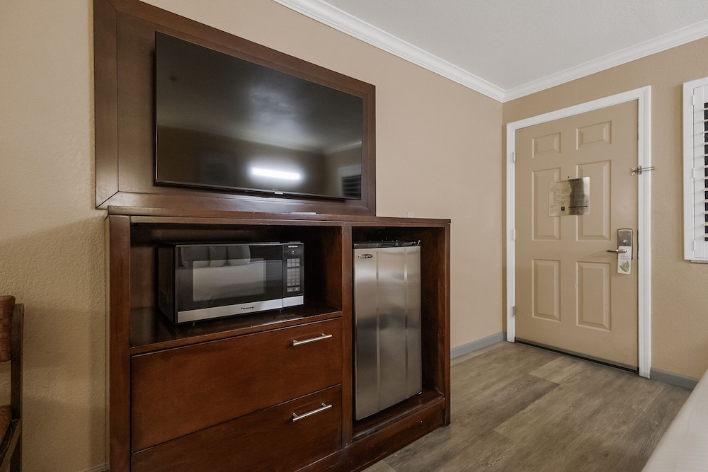 Standard Room, 2 Queen Beds, Non Smoking - Photo 4