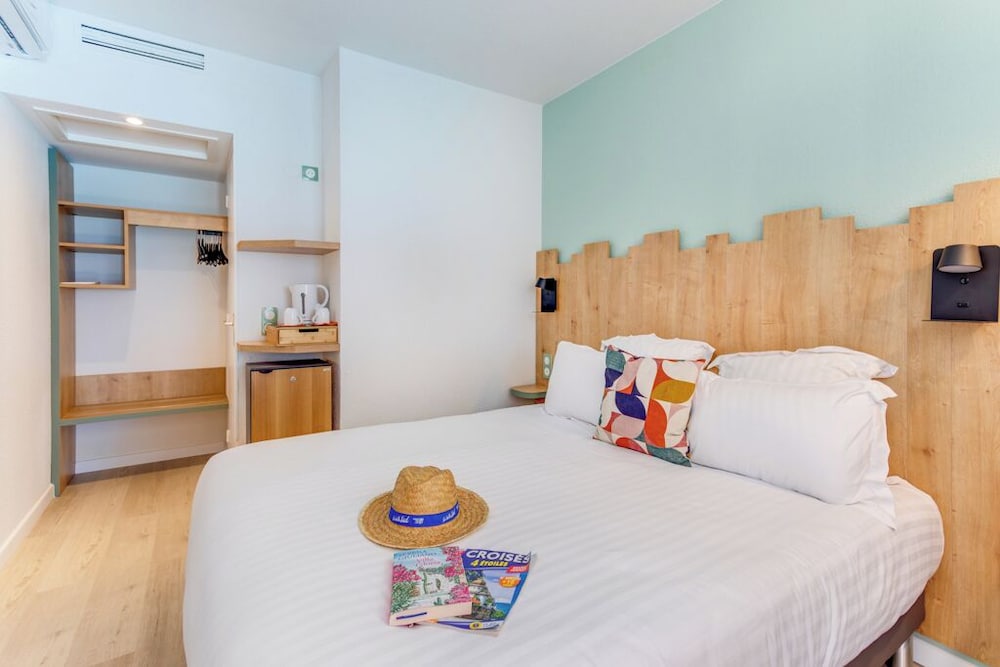 Standard Room, 1 Queen Bed, Non Smoking - Photo 3