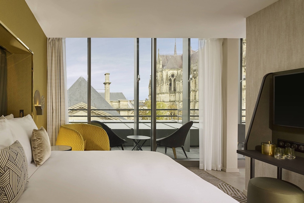 Junior Suite, 1 King Bed, Balcony (Cathedral View) - Photo 7